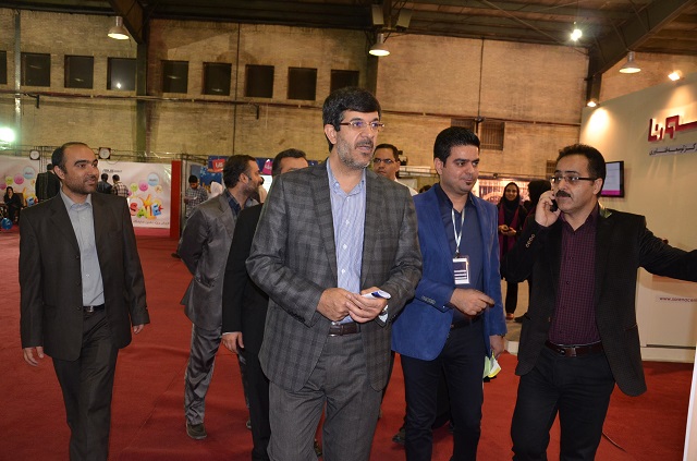 محمد حسین تقوایی زحمتکش :گزارش اختصاصی دهمین نمایشگاه کامپیوتر و موبایل : بازدید کامیتکسی معاون برنامه ریزدی استاندار یزد  