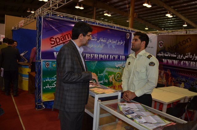 محمد حسین تقوایی زحمتکش :گزارش اختصاصی دهمین نمایشگاه کامپیوتر و موبایل : بازدید کامیتکسی معاون برنامه ریزدی استاندار یزد  