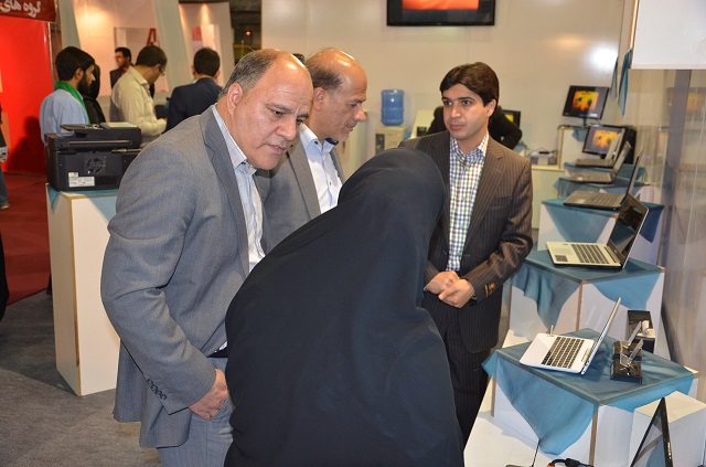 محمد حسین تقوایی زحمتکش :گزارش اختصاصی دهمین نمایشگاه کامپیوتر و موبایل : بازدید کامیتکسی فرماندار یزد