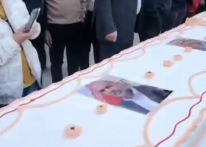 ببینید| کیک ۱۲ متری نماینده بافق خبرساز شد! چه اهدافی را دنبال می کنند!